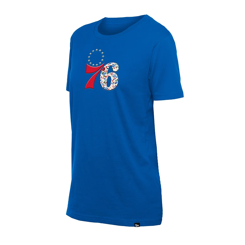 T-shirt à fleurs New Era Royal Philadelphia 76ers Glam Game pour femme