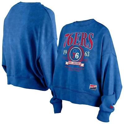 Sweat-shirt oversize à col rond et manches longues New Era Royal Philadelphia 76ers pour femme, motif rétro vintage délavé aux enzymes