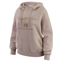 Pull ras du cou délavé beige Philadelphia 76ers pour femme par Erin Andrews