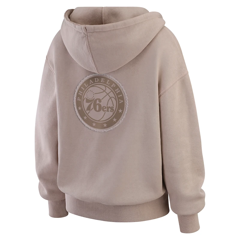 Pull ras du cou délavé beige Philadelphia 76ers pour femme par Erin Andrews