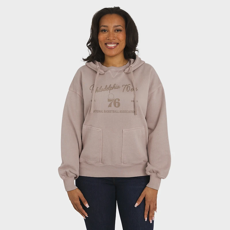 Pull ras du cou délavé beige Philadelphia 76ers pour femme par Erin Andrews
