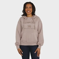 Pull ras du cou délavé beige Philadelphia 76ers pour femme par Erin Andrews
