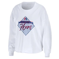 T-shirt court blanc à manches longues WEAR by Erin Andrews des Philadelphia 76ers pour femmes