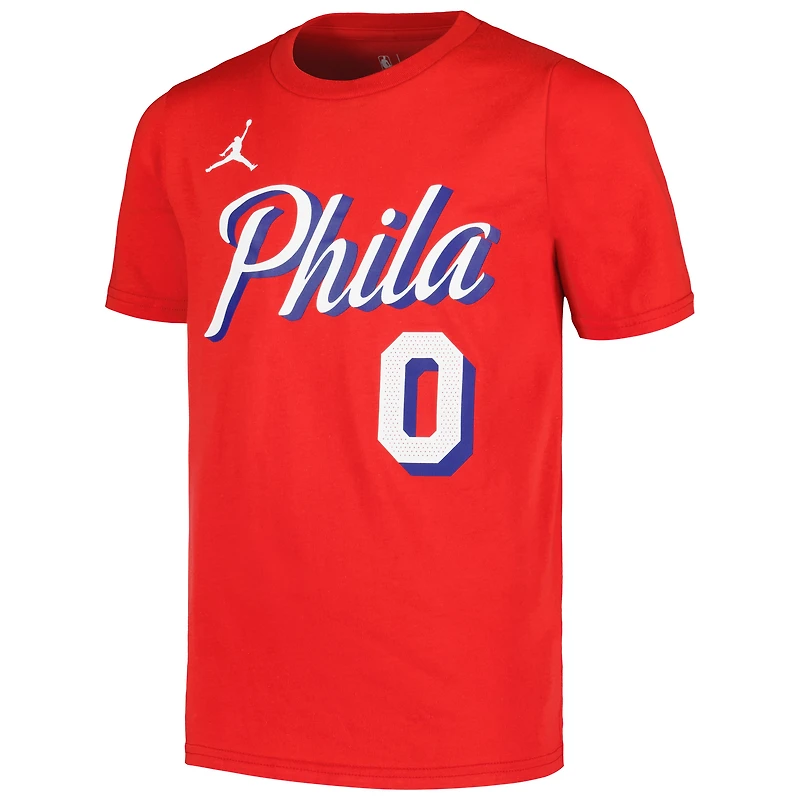 T-shirt avec nom et numéro pour jeune Jordan Brand Tyrese Maxey des Philadelphia 76ers, rouge