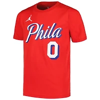T-shirt avec nom et numéro pour jeune Jordan Brand Tyrese Maxey des Philadelphia 76ers, rouge