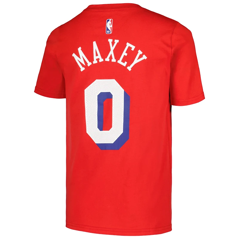 T-shirt avec nom et numéro pour jeune Jordan Brand Tyrese Maxey des Philadelphia 76ers, rouge