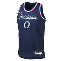 Maillot Swingman Nike Tyrese Maxey bleu marine Philadelphia 76ers 2025/26 City Edition pour jeunes