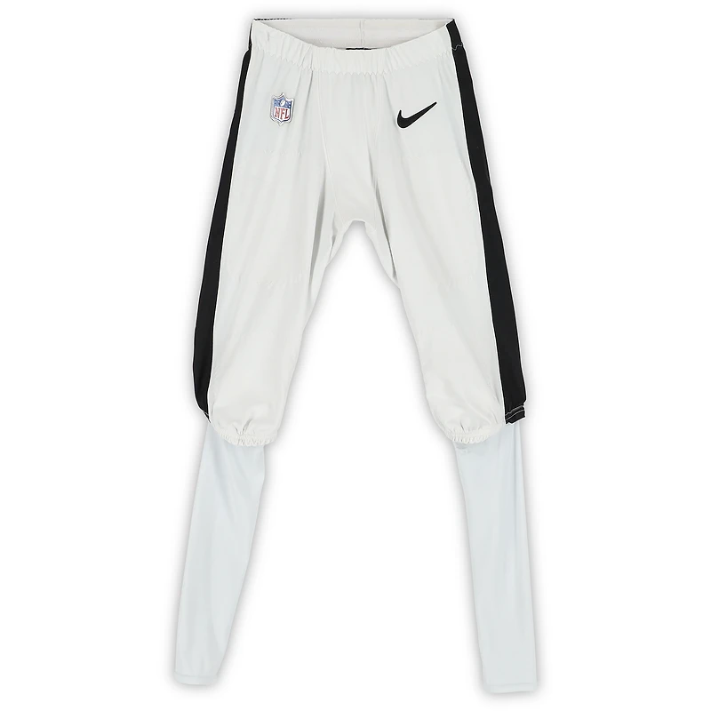 Pantalon blanc Nike porté par DeVonta Smith lors d'un match des Eagles de Philadelphie (saison 2025-2026 de la NFL).