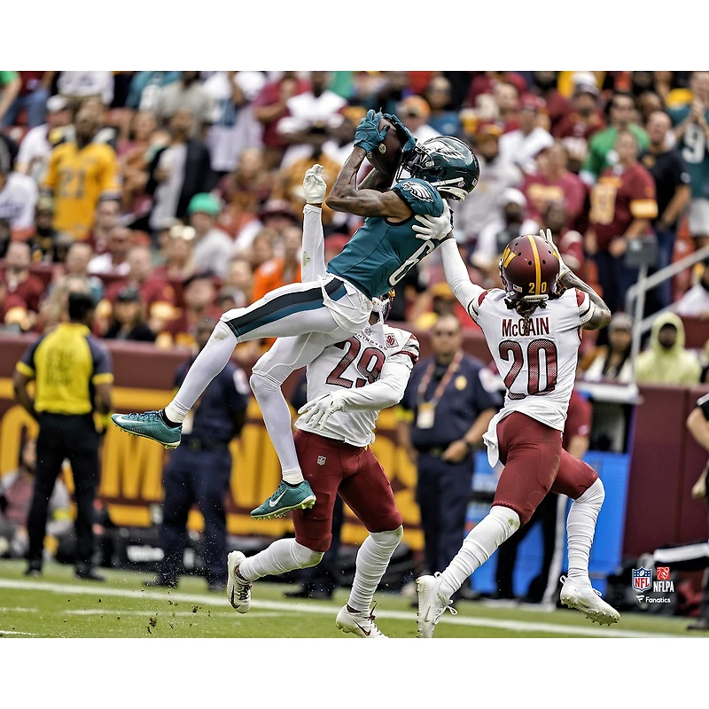 DeVonta Smith, joueur non signé des Eagles de Philadelphie, réalise une double réception (photo).