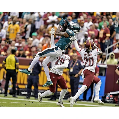 DeVonta Smith, joueur non signé des Eagles de Philadelphie, réalise une double réception (photo).