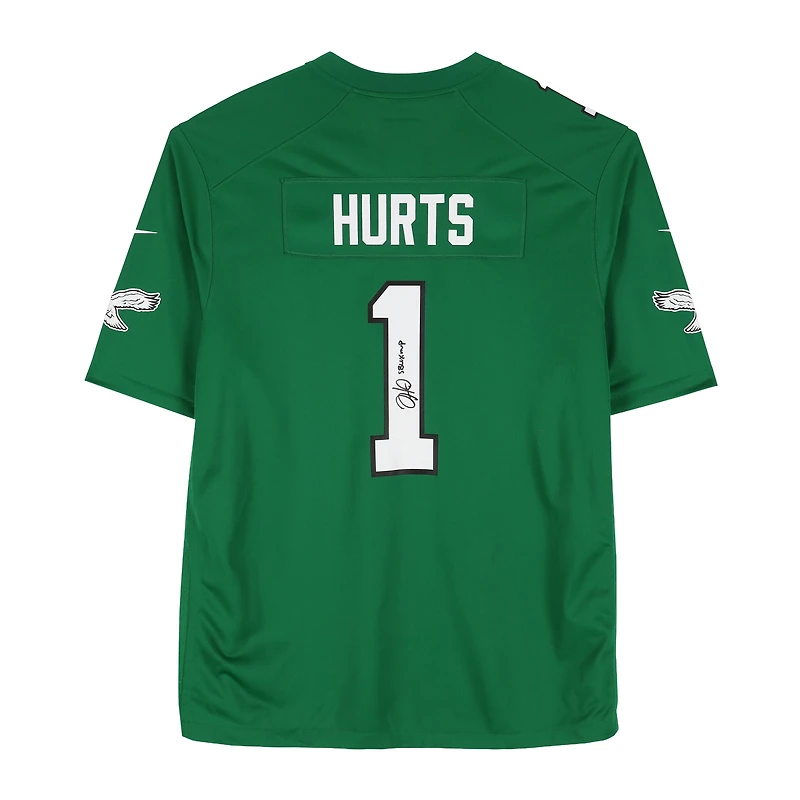 Jalen Hurts porte un maillot de match Nike vert Kelly des Eagles de Philadelphie, autographié par Nike, avec l'inscription « MVP du Super Bowl LIX ».