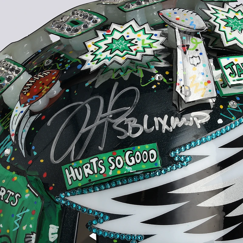 Casque Riddell Speed Authentic des Eagles de Philadelphie, signé par Jalen Hurts, avec logo des champions du Super Bowl LIX et inscription « SB LIX MVP » - Illustration de Charles Fazzino - NF70444399