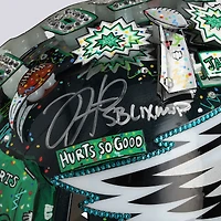 Casque Riddell Speed ​​Authentic des Eagles de Philadelphie, signé par Jalen Hurts, avec logo des champions du Super Bowl LIX et inscription « SB LIX MVP » - Illustration de Charles Fazzino - NF70444399