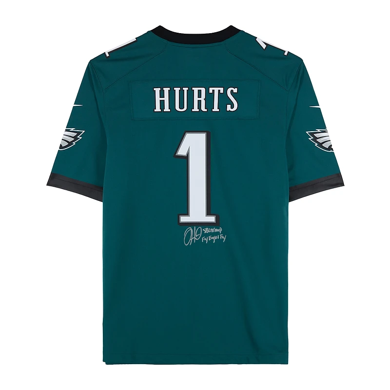 Maillot de match Nike vert nuit des Eagles de Philadelphie, autographié par Jalen Hurts et portant l'écusson SB LIX, avec plusieurs inscriptions.