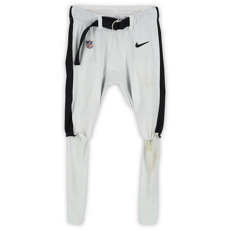 Pantalon Nike blanc porté par Jalen Hurts lors du match des Eagles de Philadelphie contre les Broncos de Denver le 5 octobre 2025