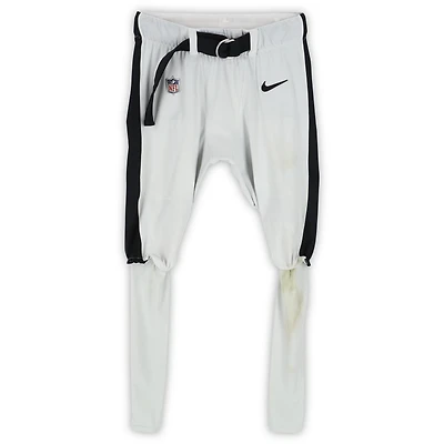 Pantalon Nike blanc porté par Jalen Hurts lors du match des Eagles de Philadelphie contre les Broncos de Denver le 5 octobre 2025