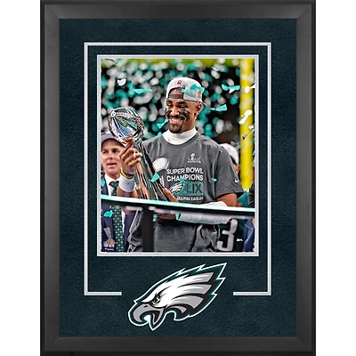 Photographie encadrée de présentation du trophée Lombardi luxe 16" x 20" Jalen Hurts, champions Super Bowl LIX des Philadelphia Eagles