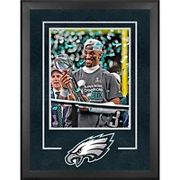 Photographie encadrée de présentation du trophée Lombardi luxe 16" x 20" Jalen Hurts, champions Super Bowl LIX des Philadelphia Eagles