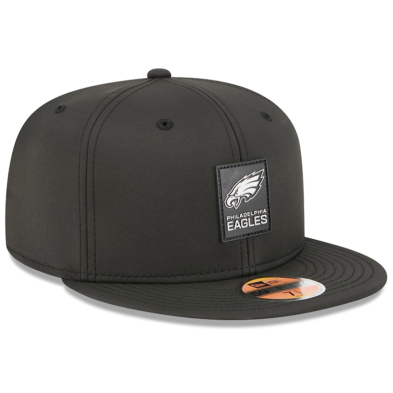 Casquette ajustée New Era noire Philadelphia Eagles 2025 Sideline 59FIFTY pour homme