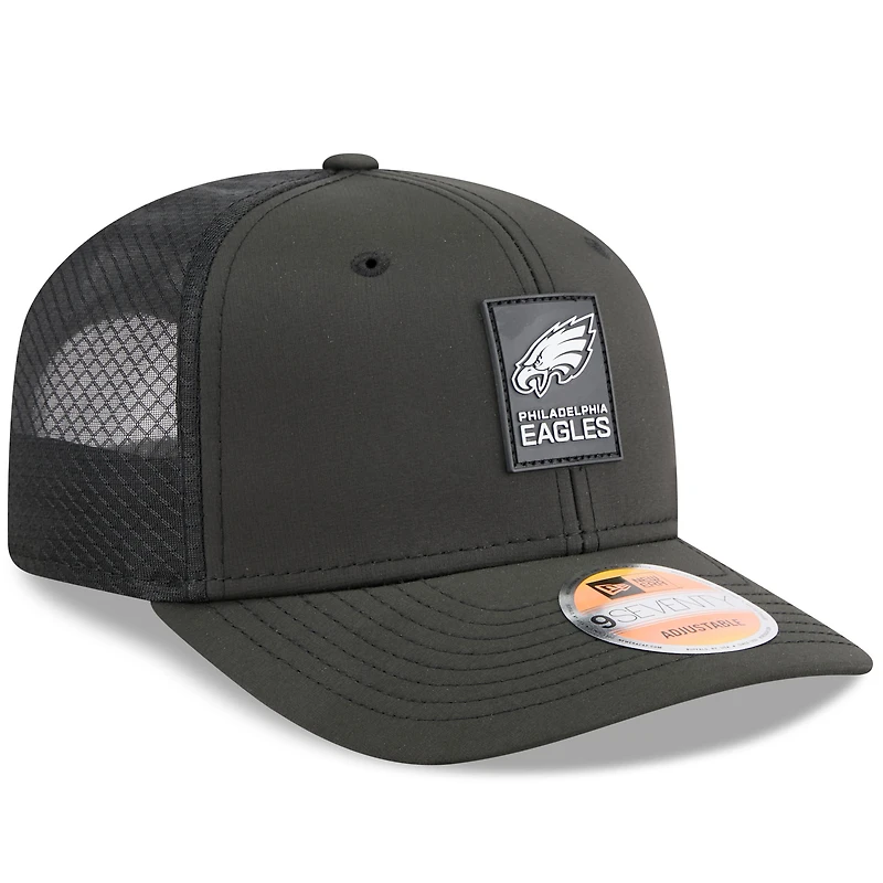 Casquette ajustable noire New Era 9SEVENTY pour homme, modèle Philadelphia Eagles 2025 Sideline