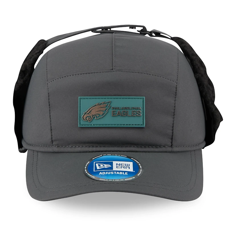 Casquette ajustable à oreilles de chien New Era anthracite Philadelphia Eagles 2025 Sideline Runner pour homme
