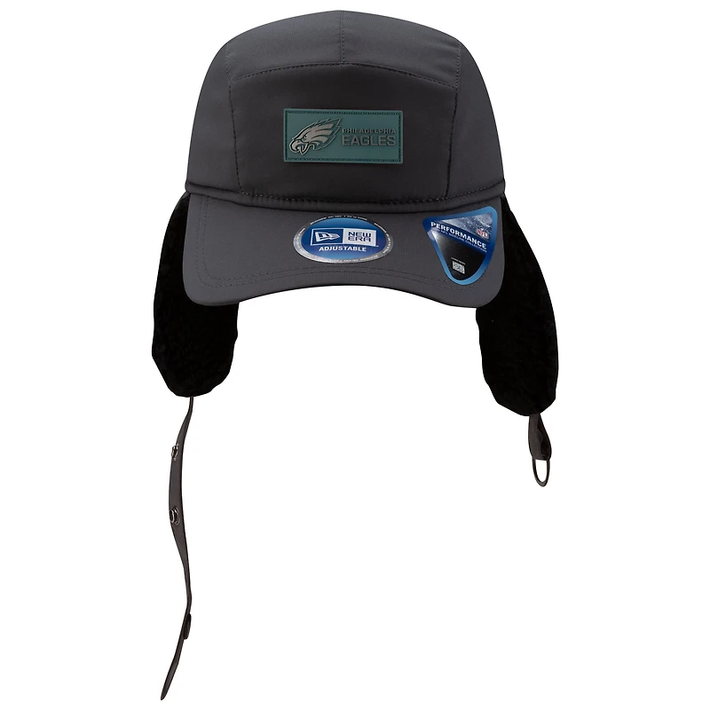 Casquette ajustable à oreilles de chien New Era anthracite Philadelphia Eagles 2025 Sideline Runner pour homme