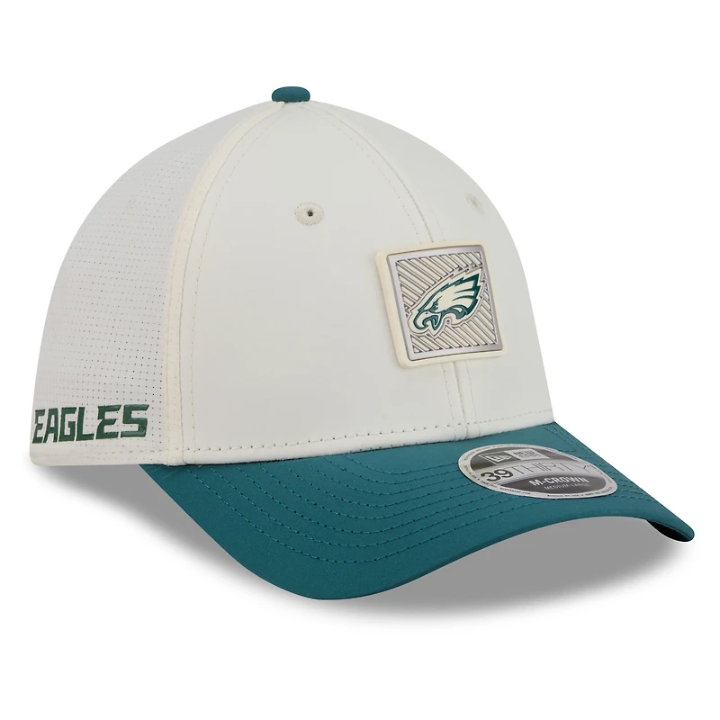 Casquette New Era Flex crème/vert nuit Philadelphia Eagles, camp d'entraînement NFL 2026, modèle 39THIRTY M-Crown