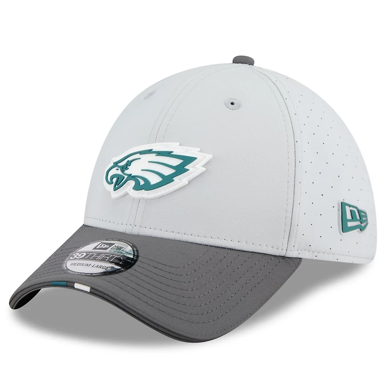 Casquette 39THIRTY Flex New Era grise/graphite pour homme, camp d'entraînement NFL 2025 des Philadelphia Eagles