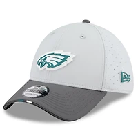 Casquette 39THIRTY Flex New Era grise/graphite pour homme, camp d'entraînement NFL 2025 des Philadelphia Eagles