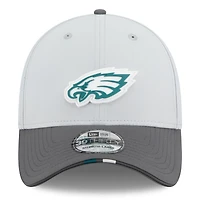 Casquette 39THIRTY Flex New Era grise/graphite pour homme, camp d'entraînement NFL 2025 des Philadelphia Eagles