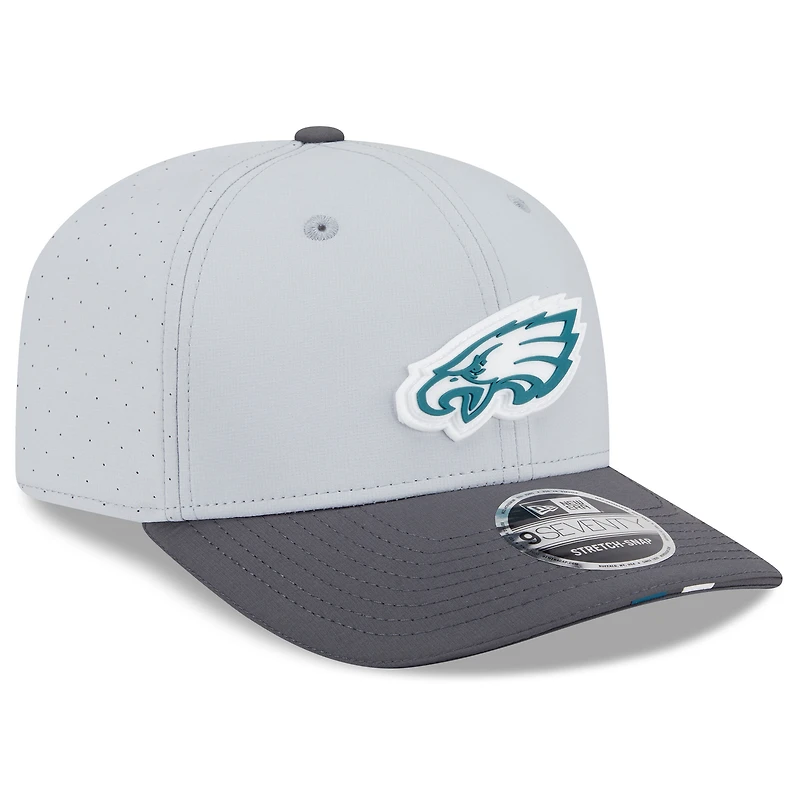 Casquette ajustable 9SEVENTY pour homme New Era gris/graphite, camp d'entraînement NFL 2025 des Philadelphia Eagles