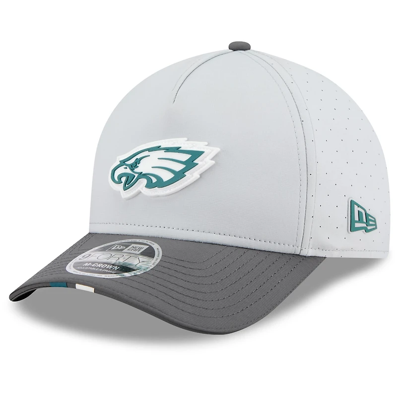 Casquette ajustable New Era 9FORTY gris/graphite pour homme, camp d'entraînement NFL 2025 des Philadelphia Eagles