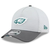 Casquette ajustable New Era 9FORTY gris/graphite pour homme, camp d'entraînement NFL 2025 des Philadelphia Eagles