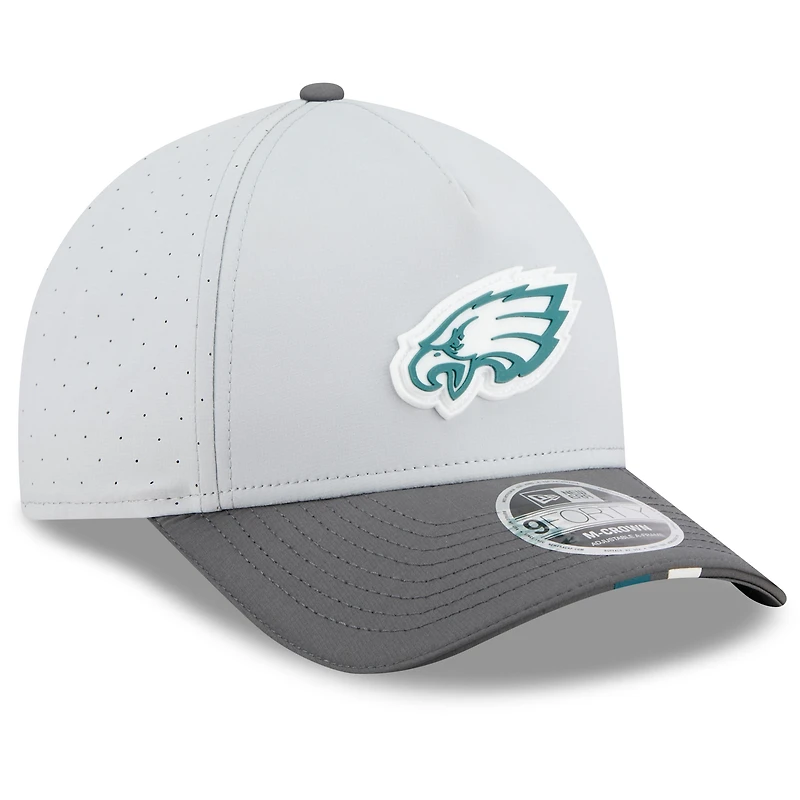 Casquette ajustable New Era 9FORTY gris/graphite pour homme, camp d'entraînement NFL 2025 des Philadelphia Eagles