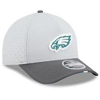 Casquette ajustable New Era 9FORTY gris/graphite pour homme, camp d'entraînement NFL 2025 des Philadelphia Eagles