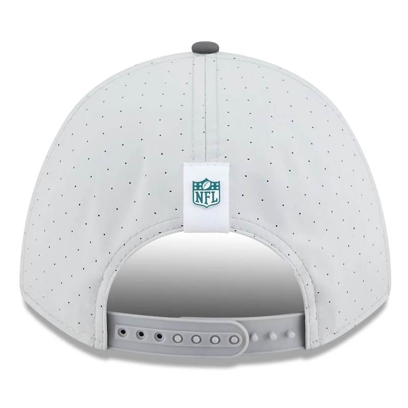 Casquette ajustable New Era 9FORTY gris/graphite pour homme, camp d'entraînement NFL 2025 des Philadelphia Eagles