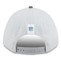 Casquette ajustable New Era 9FORTY gris/graphite pour homme, camp d'entraînement NFL 2025 des Philadelphia Eagles