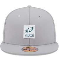 Casquette ajustée New Era grise Philadelphia Eagles 2025 Sideline 59FIFTY pour homme