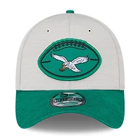 Casquette 39THIRTY Flex Sideline Historic 2024 pour homme New Era Stone/Midnight Green Philadelphia Eagles