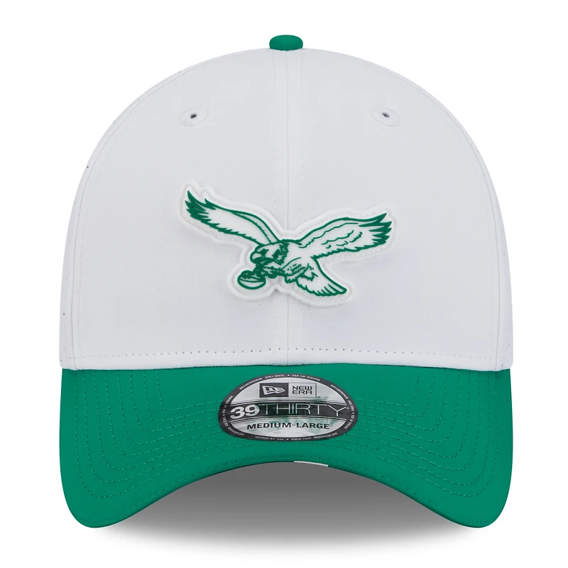 Casquette New Era 39THIRTY Flex blanche/verte Kelly pour homme, logo rétro du camp d'entraînement NFL 2025 des Philadelphia Eagles