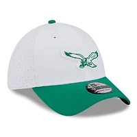 Casquette New Era 39THIRTY Flex blanche/verte Kelly pour homme, logo rétro du camp d'entraînement NFL 2025 des Philadelphia Eagles