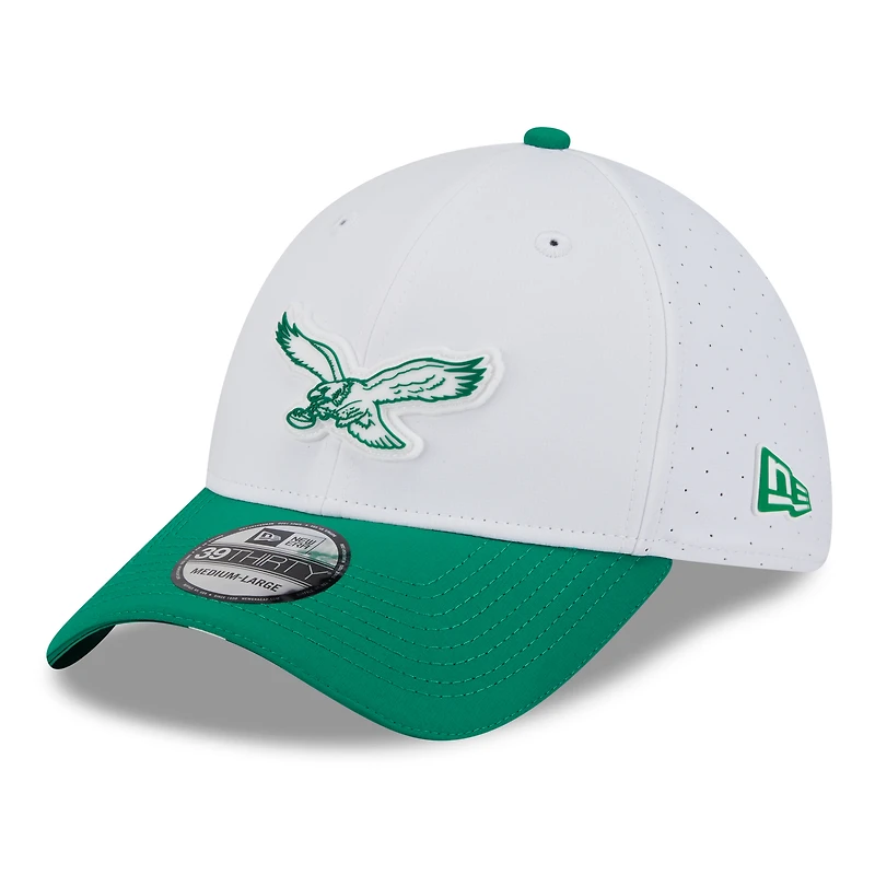 Casquette New Era 39THIRTY Flex blanche/verte Kelly pour homme, logo rétro du camp d'entraînement NFL 2025 des Philadelphia Eagles