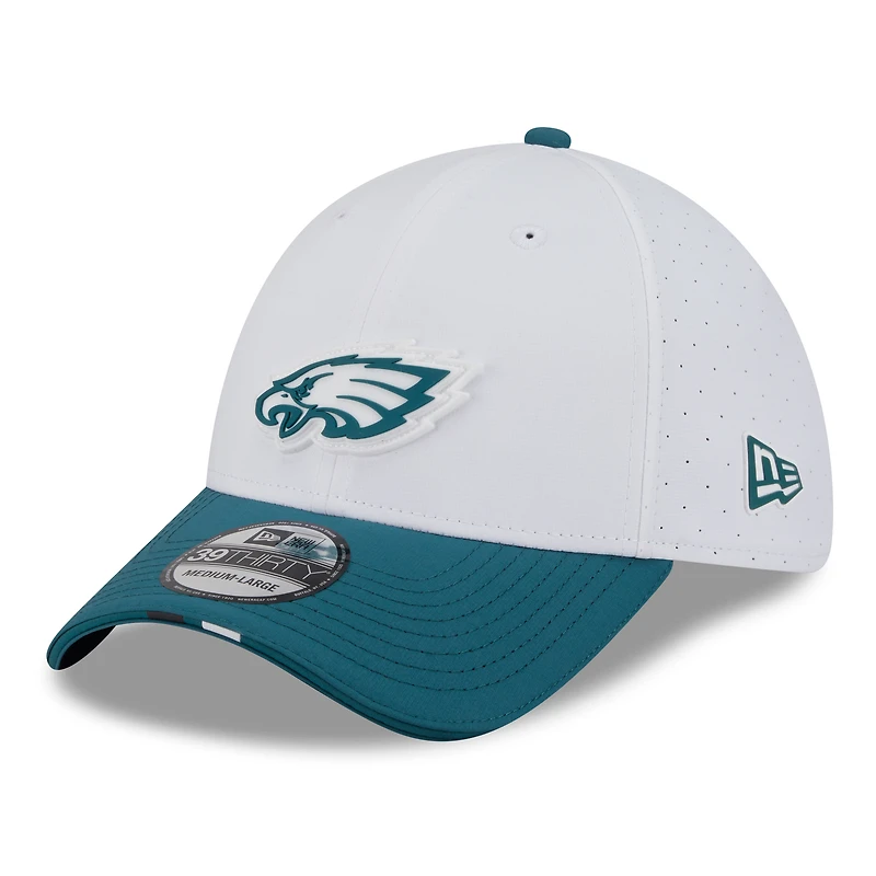 Casquette New Era 39THIRTY Flex blanche/verte nuit pour homme, camp d'entraînement NFL 2025 des Philadelphia Eagles