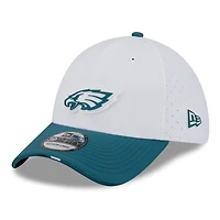 Casquette New Era 39THIRTY Flex blanche/verte nuit pour homme, camp d'entraînement NFL 2025 des Philadelphia Eagles