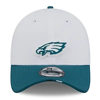 Casquette New Era 39THIRTY Flex blanche/verte nuit pour homme, camp d'entraînement NFL 2025 des Philadelphia Eagles