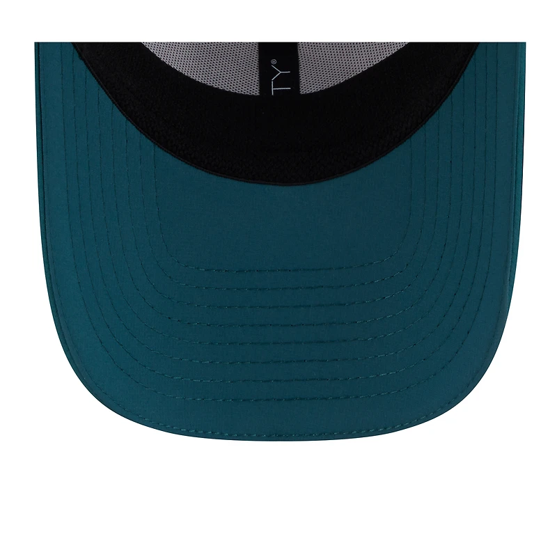 Casquette New Era 39THIRTY Flex blanche/verte nuit pour homme, camp d'entraînement NFL 2025 des Philadelphia Eagles