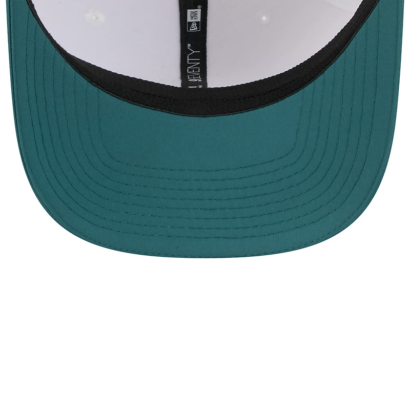 Casquette ajustable 9SEVENTY New Era pour homme, blanche/verte nuit, du camp d'entraînement NFL 2025 des Philadelphia Eagles