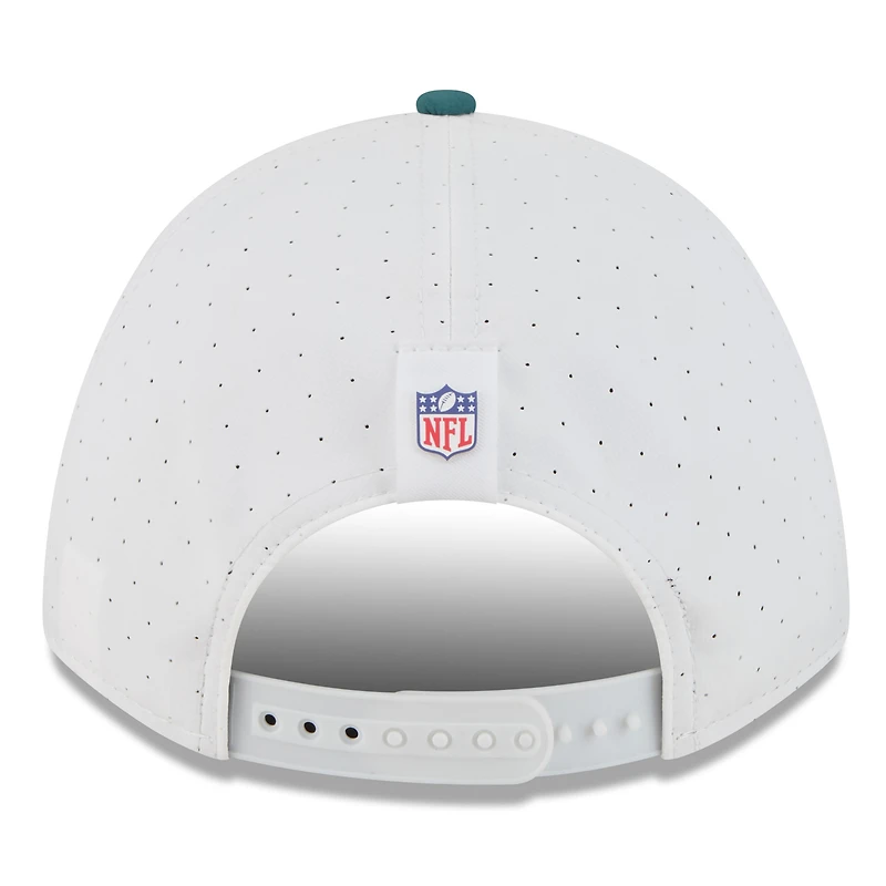 Casquette ajustable New Era 9FORTY pour homme, blanche/verte nuit, du camp d'entraînement NFL 2025 des Philadelphia Eagles
