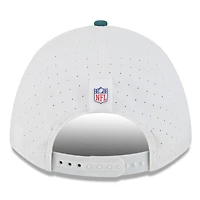 Casquette ajustable New Era 9FORTY pour homme, blanche/verte nuit, du camp d'entraînement NFL 2025 des Philadelphia Eagles
