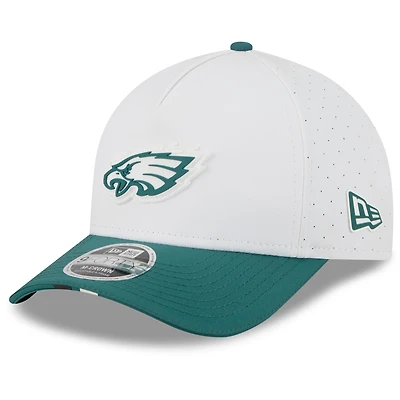 Casquette ajustable New Era 9FORTY pour homme, blanche/verte nuit, du camp d'entraînement NFL 2025 des Philadelphia Eagles